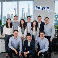 kaiyun中国全站部分团队成员合影，背景为上海办公室，大家面带微笑